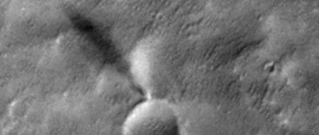 Image en noir et blanc montrant un tourbillon de poussière martien projetant une ombre sur une plaine cratérisée, observé par la caméra CaSSIS de l’orbiteur ExoMars TGO de l’ESA.