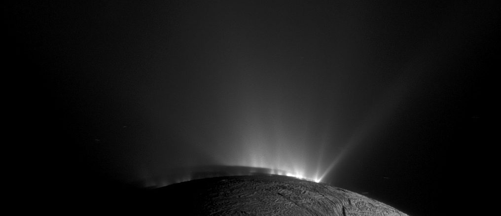 Image de la sonde Cassini montrant les puissants panaches de vapeur d’eau et de glace s’échappant du pôle sud d’Encelade.