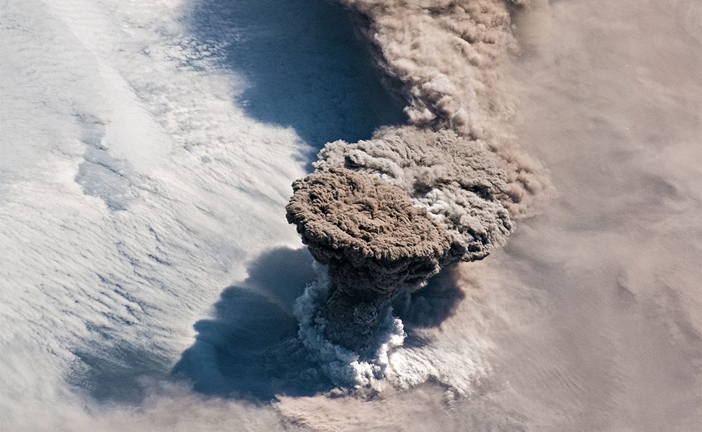 L’éruption du volcan Raikoke vue de l’espace