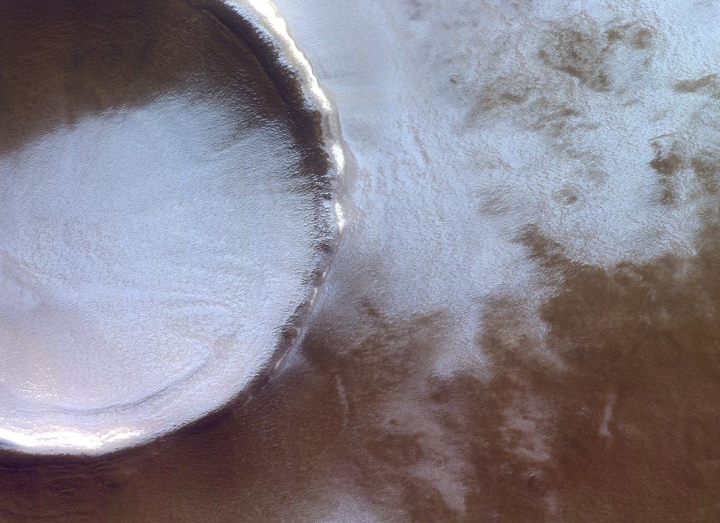 L'orbiteur TGO de l'ESA nous régale avec de la glace martienne