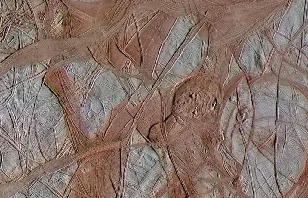 La NASA dévoile 3 images retravaillées de la surface d'Europa