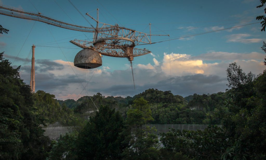 Le spectaculaire effondrement du radiotélescope d'Arecibo (vidéo)