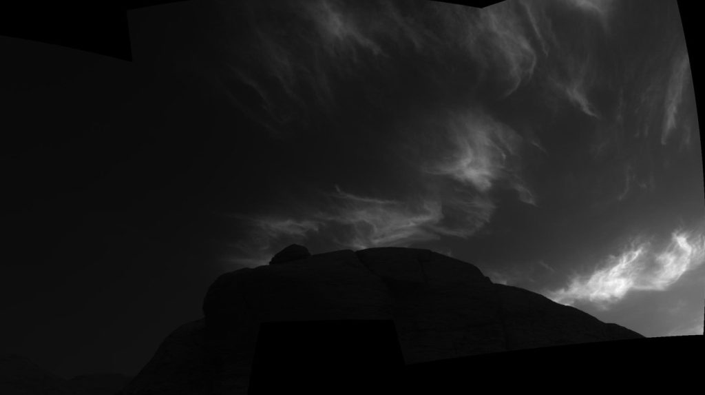 Curiosity observe des nuages colorés dans le ciel martien