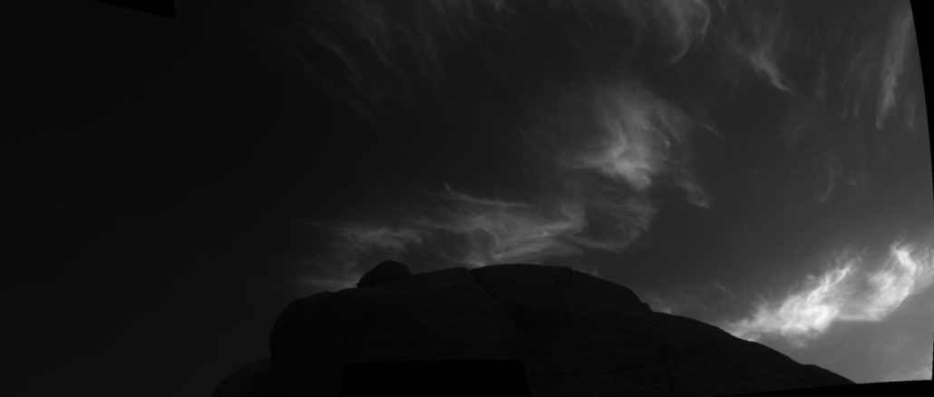 Curiosity observe des nuages colorés dans le ciel martien