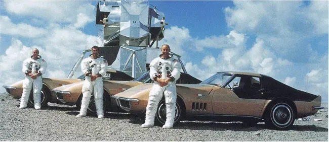 Les astronautes d'Apollo 12 avec leurs Corvettes