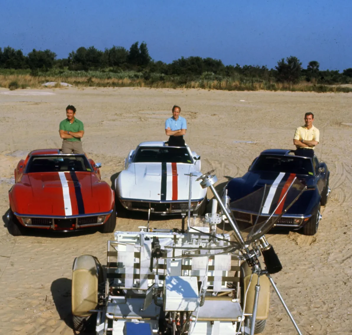 David Scott, Alfred Worden et James Irwin choisirent des Corvette Stingray aux couleurs patriotiques – une rouge, une blanche et une bleue – en référence au drapeau américain.