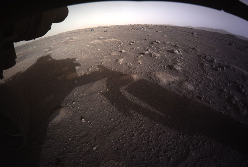 Il s’agit de la première image couleur haute résolution renvoyée par les caméras du rover Perseverance de la NASA après son atterrissage le 18 février 2021. Crédit: NASA/JPL-Caltech