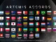 Drapeaux des 56 pays signataires des Accords Artemis sur fond lunaire, à jour en juillet 2025.
