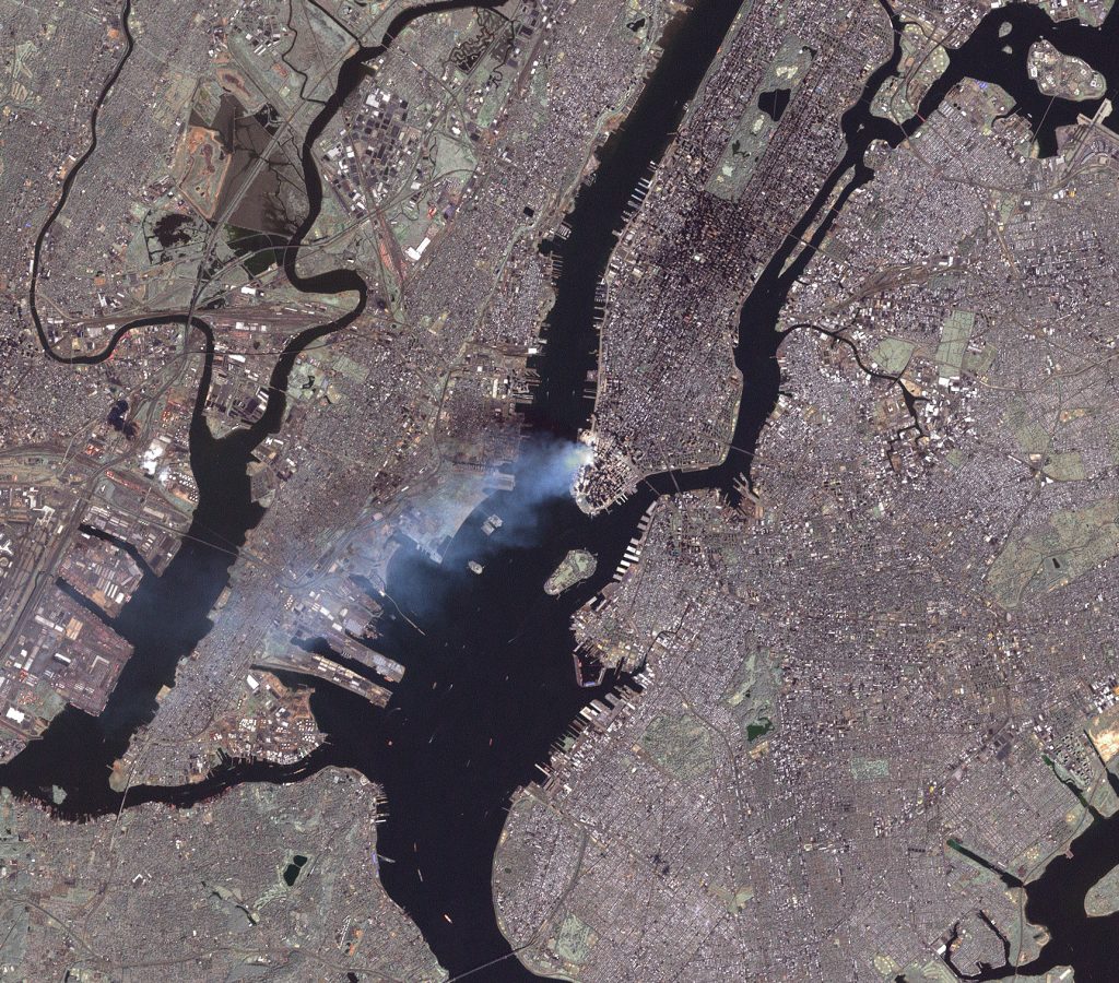 Vue satellite de Manhattan le 12 septembre 2001 montrant la fumée s’échappant du site du World Trade Center après les attentats.