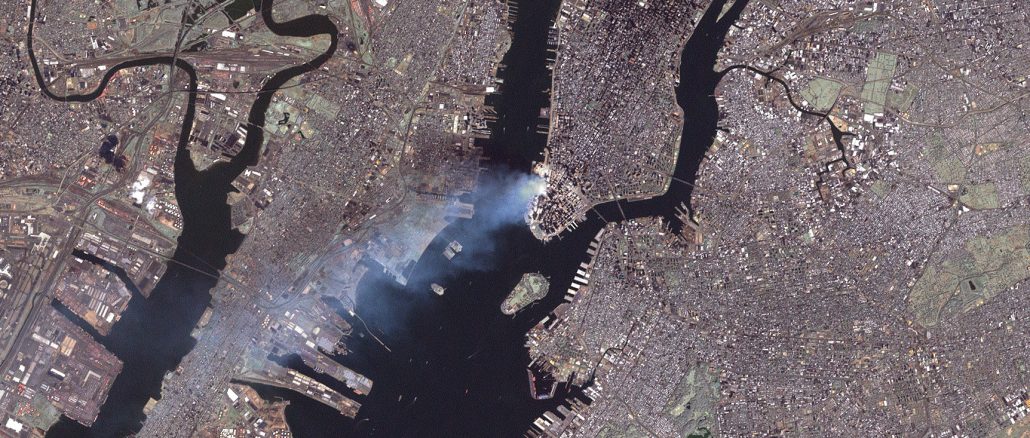 Vue satellite de Manhattan le 12 septembre 2001 montrant la fumée s’échappant du site du World Trade Center après les attentats.