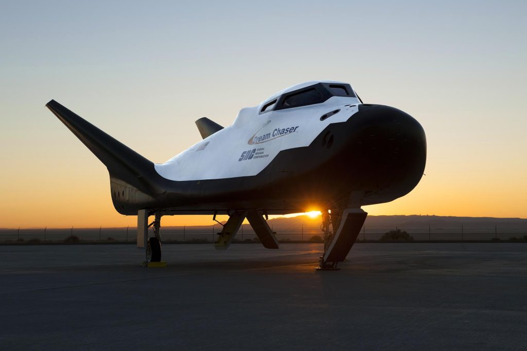 Le Dream Chaser de Sierra Nevada Corporation (SNC) photographié au lever du soleil sur le tarmac de la base Edwards Air Force Base, avant ses essais de roulage.