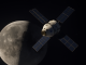 Le vaisseau Orion de la NASA en orbite autour de la Lune, avec ses panneaux solaires déployés et la surface lunaire en arrière-plan.