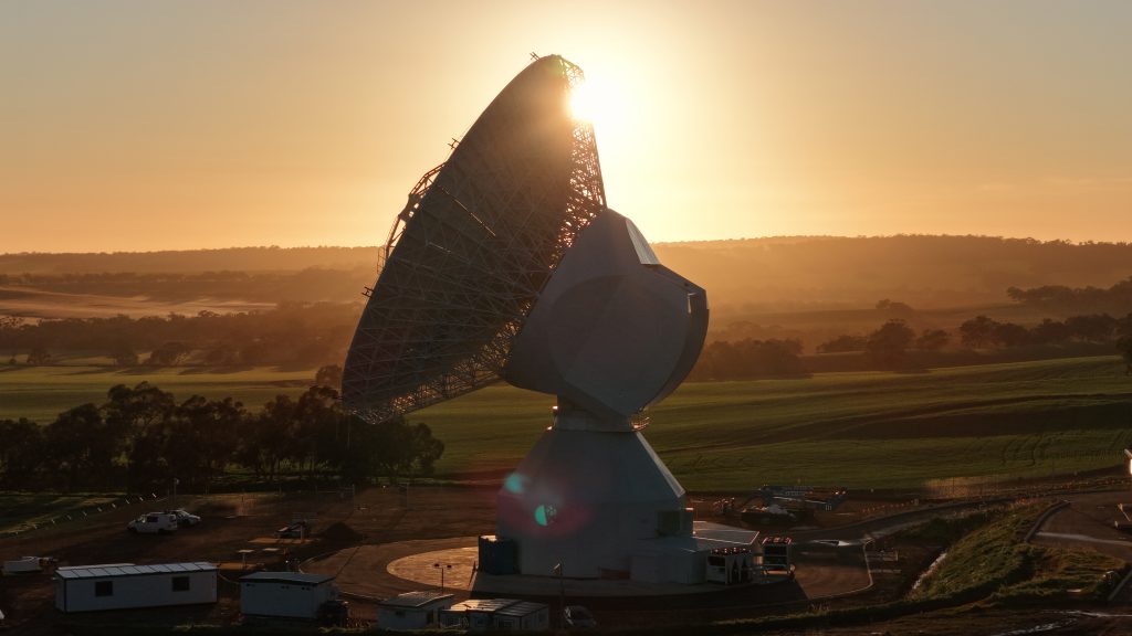 Coopération spatiale australienne : antenne de 35 mètres de l’ESA en construction à New Norcia, Australie-Occidentale, opérationnelle en 2026.