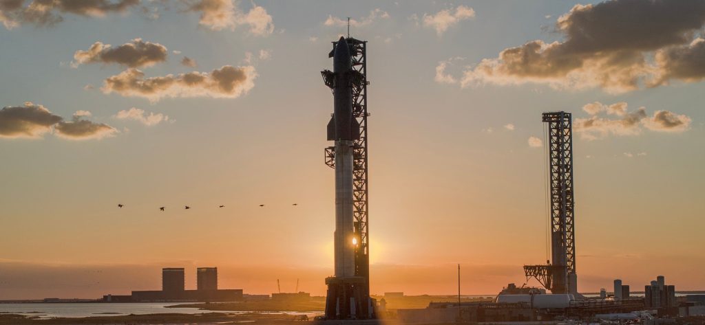 Le Starship Flight 11 de SpaceX sur son pas de tir à Starbase, prêt pour le lancement du 13 octobre 2025, au lever du soleil sur le Texas.