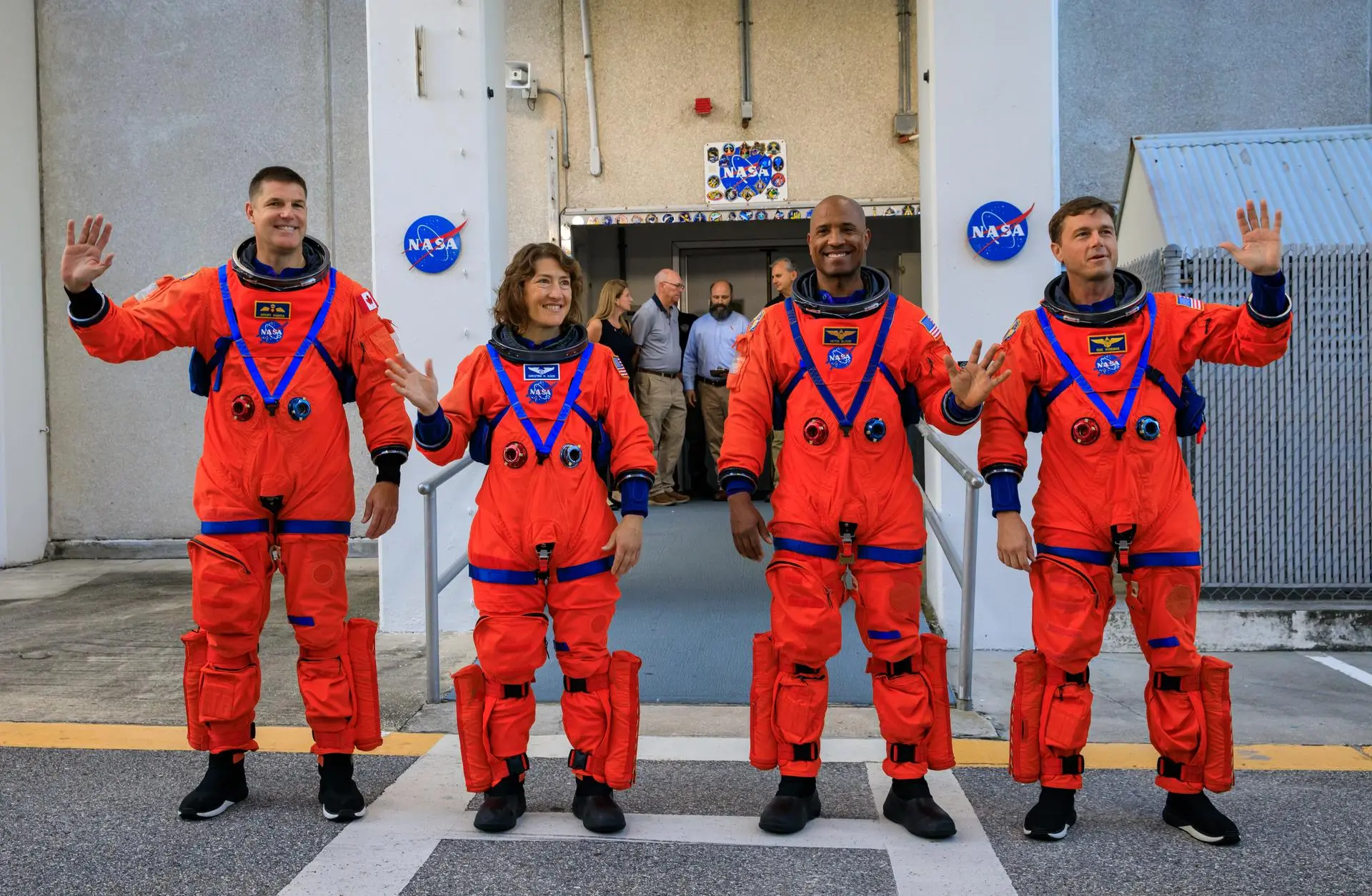 Les quatre membres de l’équipage Artemis II en combinaison orange quittent le bâtiment Neil Armstrong au Kennedy Space Center avant un test d’intégration au sol