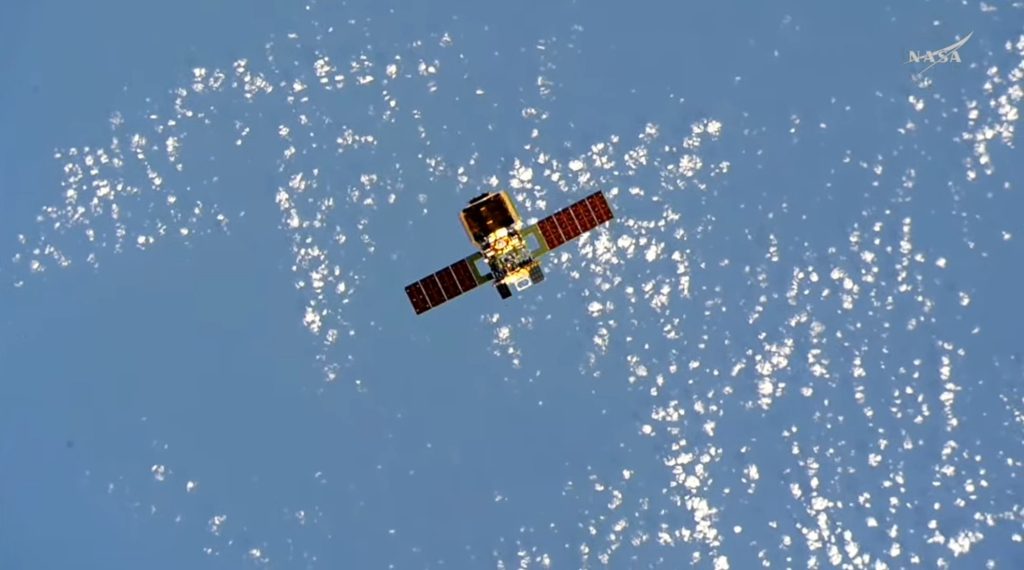 Le cargo spatial japonais HTV-X1 en approche de la Station spatiale internationale, photographié depuis l’ISS au-dessus de la Terre (© NASA / JAXA).
