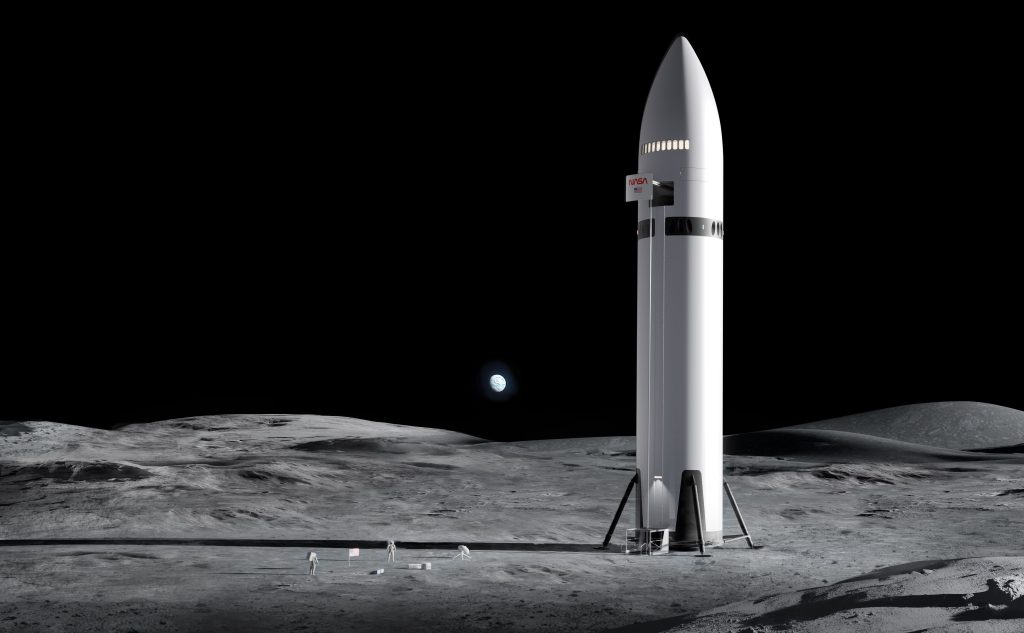 Le vaisseau Starship HLS de SpaceX posé sur la surface lunaire avec l’ascenseur déployé pour les astronautes.
