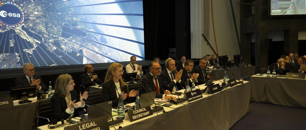 Ministres et délégations réunis à Brême pour la conclusion du Conseil ministériel CM25 de l’ESA.