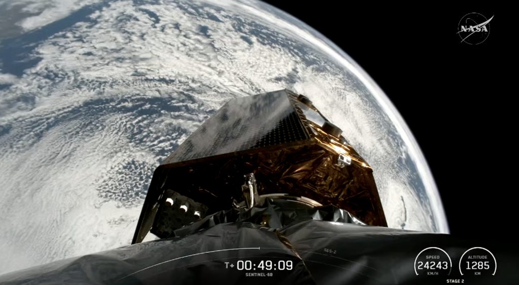 Le satellite Sentinel-6B se sépare du second étage du Falcon 9 en orbite au-dessus de la Terre.