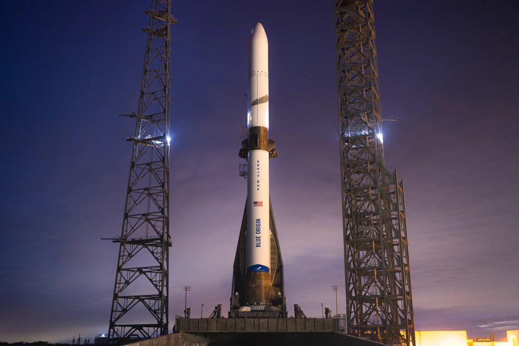 Le lanceur New Glenn de Blue Origin sur son pas de tir au complexe LC-36 de Cap Canaveral, prêt pour son lancement.