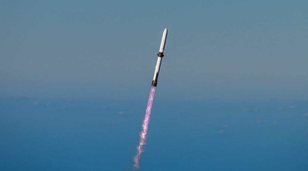 Le lanceur New Glenn de Blue Origin s’élève dans le ciel lors du décollage de la mission NG-2.