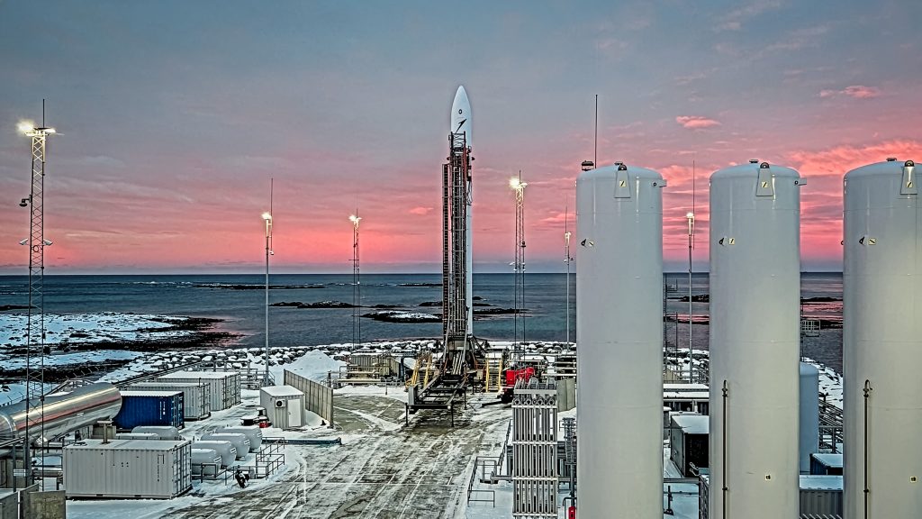 La fusée Spectrum d’Isar Aerospace sur son pas de tir à Andøya Spaceport en Norvège avant son deuxième lancement