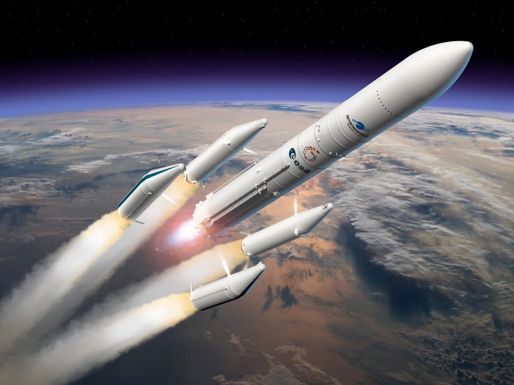 Illustration d’Ariane 6 en configuration Ariane 64 avec quatre boosters P120C lors de son ascension vers l’espace au-dessus de la Terre.