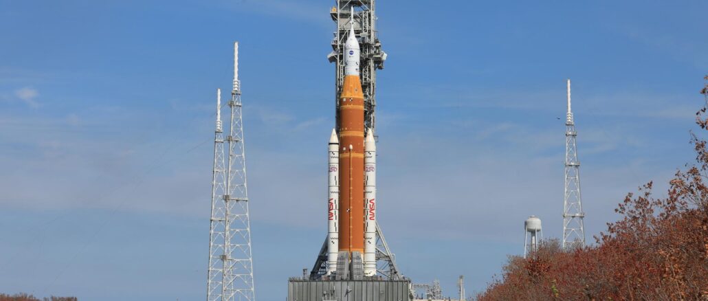 Le lanceur SLS de la mission Artemis II transporté par le crawler-transporter vers le Vehicle Assembly Building au centre spatial Kennedy.
