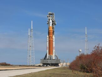 Le lanceur SLS de la mission Artemis II transporté par le crawler-transporter vers le Vehicle Assembly Building au centre spatial Kennedy.