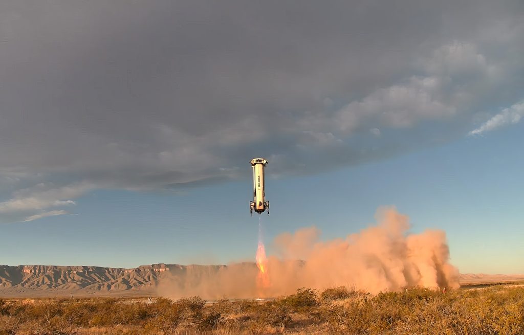 La fusée suborbitale New Shepard de Blue Origin en vol propulsé au-dessus du désert du Texas