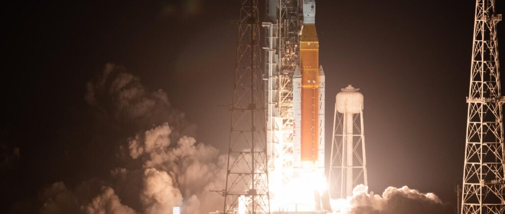 Le lanceur SLS de la NASA décolle depuis le centre spatial Kennedy pour une mission du programme Artemis.