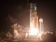 Le lanceur SLS de la NASA décolle depuis le centre spatial Kennedy pour une mission du programme Artemis.