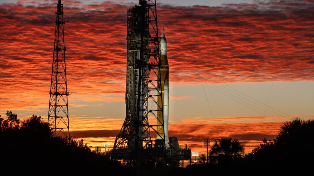 Fusée SLS Artemis II pad 39B Kennedy Space Center coucher de soleil NASA Orion