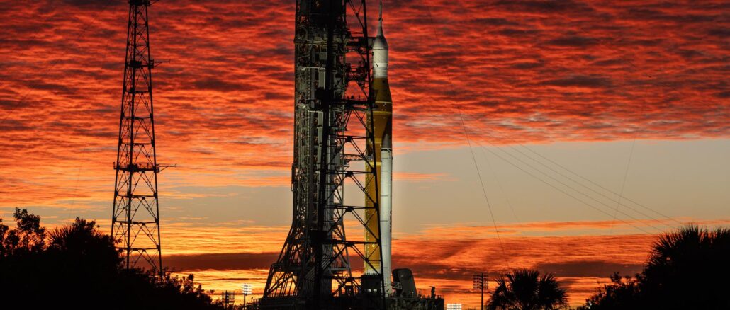 Fusée SLS Artemis II pad 39B Kennedy Space Center coucher de soleil NASA Orion