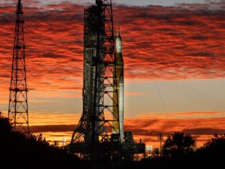 Fusée SLS Artemis II pad 39B Kennedy Space Center coucher de soleil NASA Orion