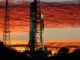 Fusée SLS Artemis II pad 39B Kennedy Space Center coucher de soleil NASA Orion
