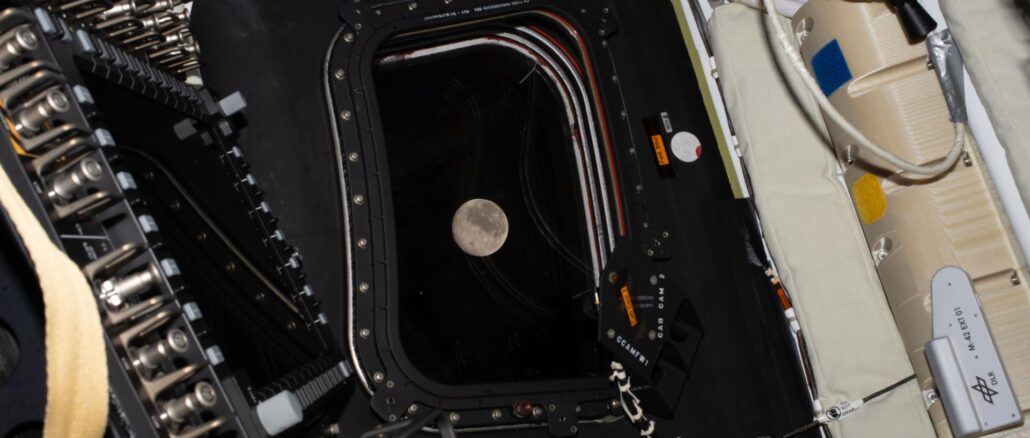 Lune vue depuis le hublot du vaisseau Orion mission Artemis II NASA