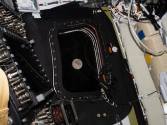 Lune vue depuis le hublot du vaisseau Orion mission Artemis II NASA