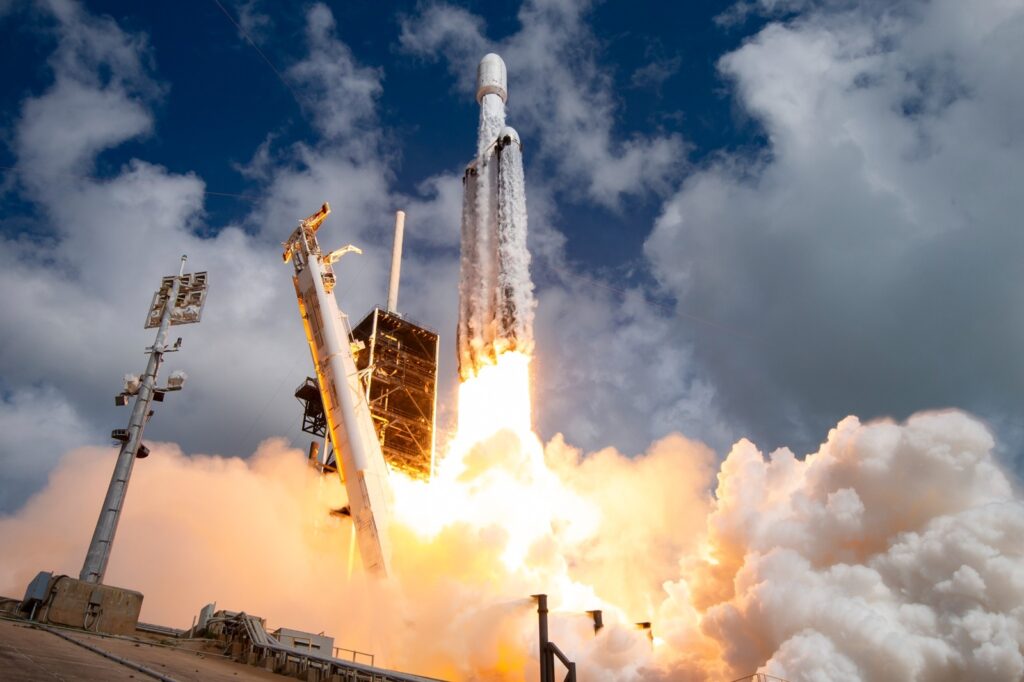 Décollage de la fusée Falcon Heavy de SpaceX avec flammes et fumée au lancement depuis Cap Canaveral