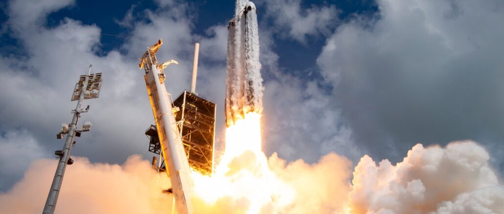 Décollage de la fusée Falcon Heavy de SpaceX avec flammes et fumée au lancement depuis Cap Canaveral