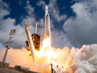 Décollage de la fusée Falcon Heavy de SpaceX avec flammes et fumée au lancement depuis Cap Canaveral