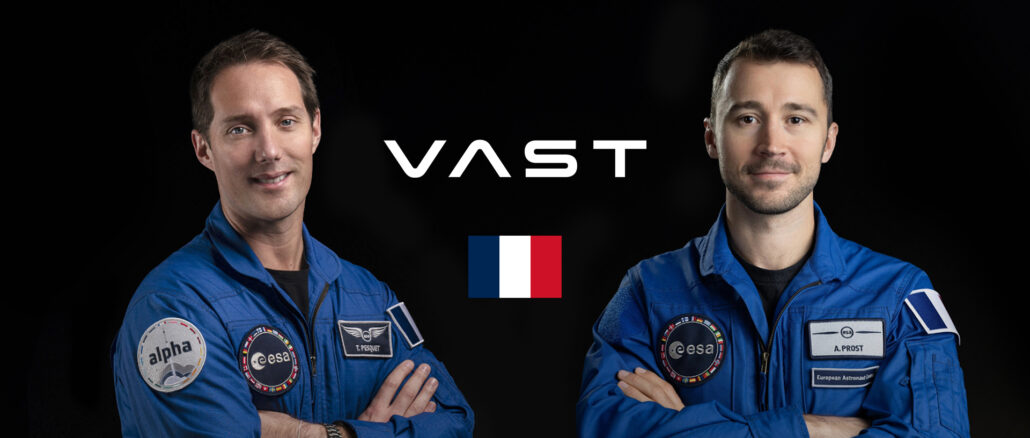 Thomas Pesquet et Arnaud Prost posent en combinaison de vol de l'ESA après l'annonce de leur participation à deux missions spatiales avec Vast prévues en 2027.