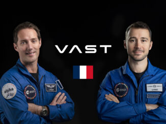Thomas Pesquet et Arnaud Prost posent en combinaison de vol de l'ESA après l'annonce de leur participation à deux missions spatiales avec Vast prévues en 2027.