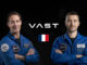 Thomas Pesquet et Arnaud Prost posent en combinaison de vol de l'ESA après l'annonce de leur participation à deux missions spatiales avec Vast prévues en 2027.