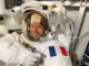 Sophie Adenot en scaphandre EMU dans le sas Quest de la Station spatiale internationale