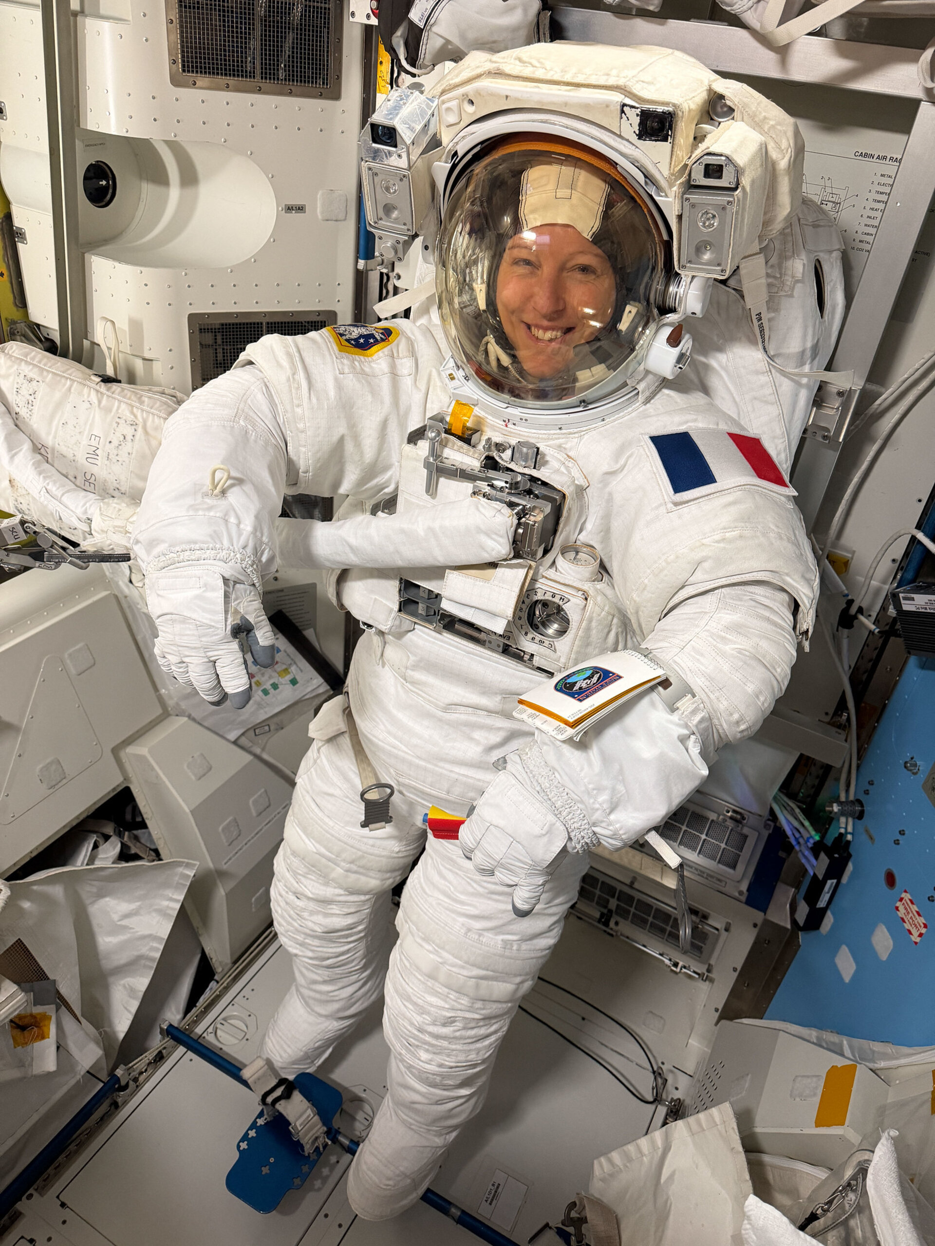 Sophie Adenot en scaphandre EMU dans le sas Quest de la Station spatiale internationale