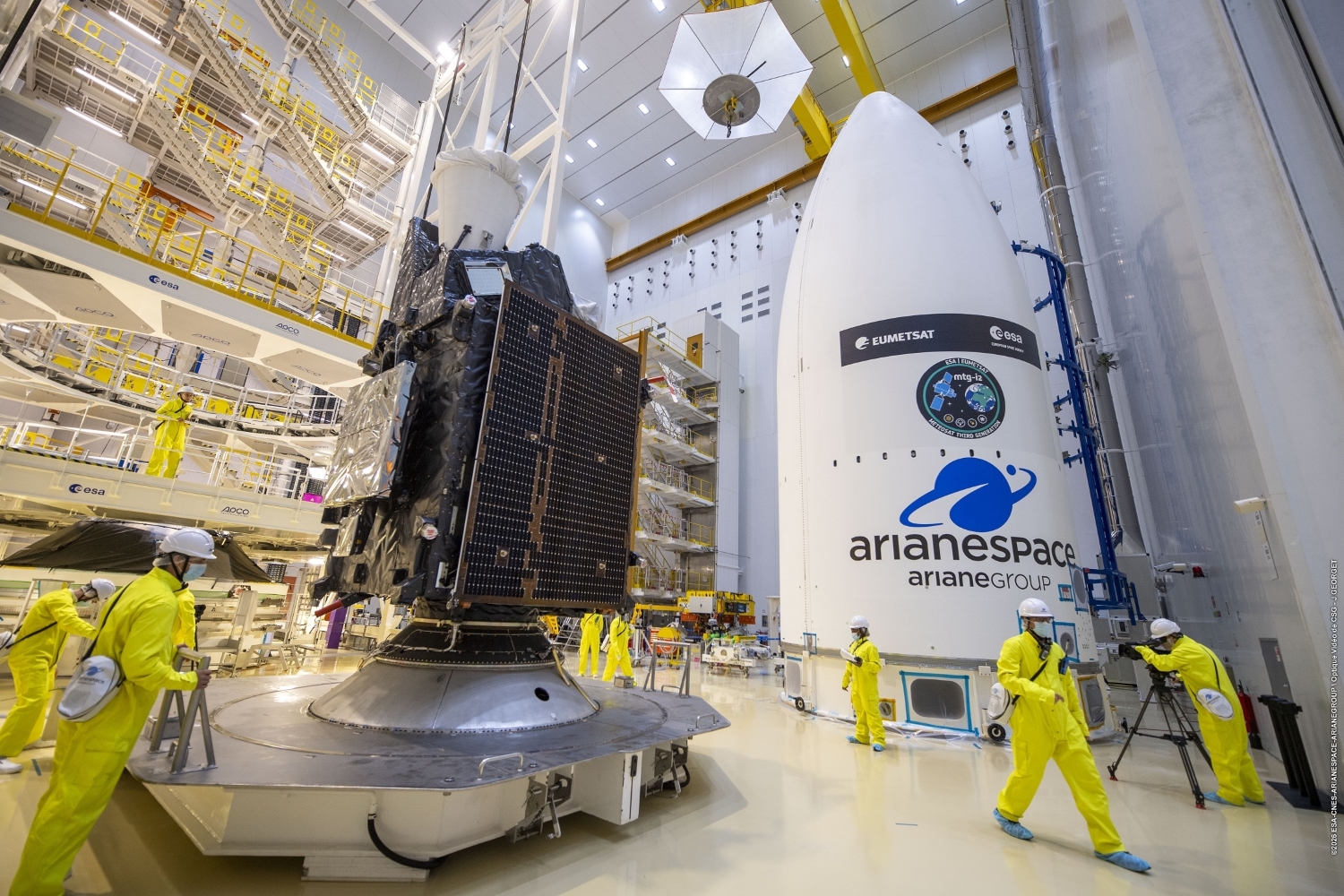 Le satellite météorologique MTG-I2 pendant son encapsulation dans la coiffe d’Ariane 6